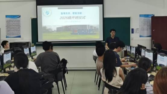 说明: 一群人站在台上演讲AI 生成的内容可能不正确。
