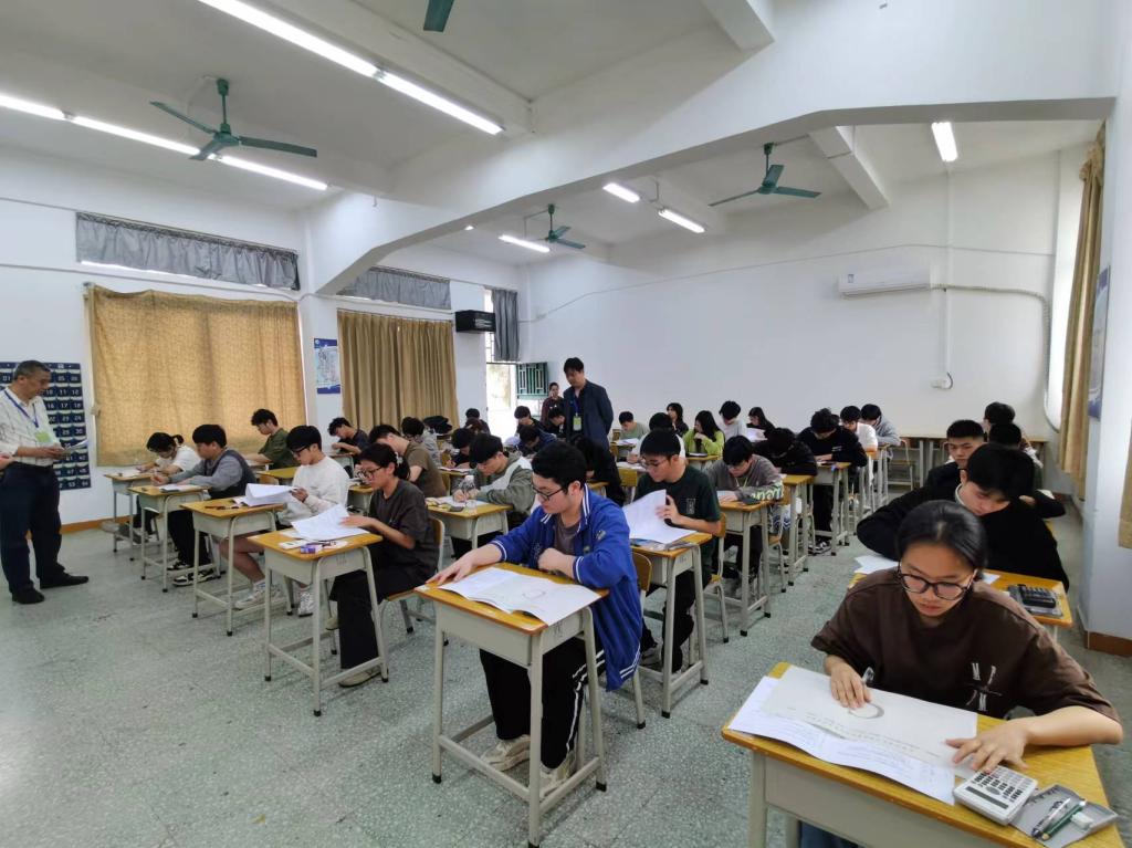 一群人在运动员公寓里描述已自动生成