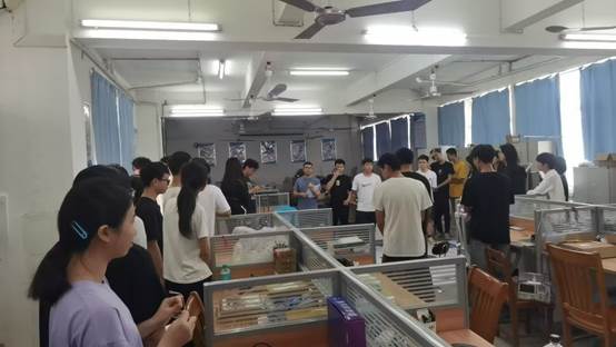 说明: 人们在厨房里工作AI 生成的内容可能不正确。