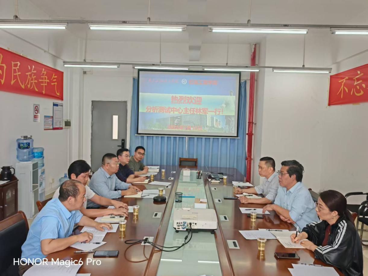 一群人在运动员公寓聊天AI 生成的内容可能不正确。